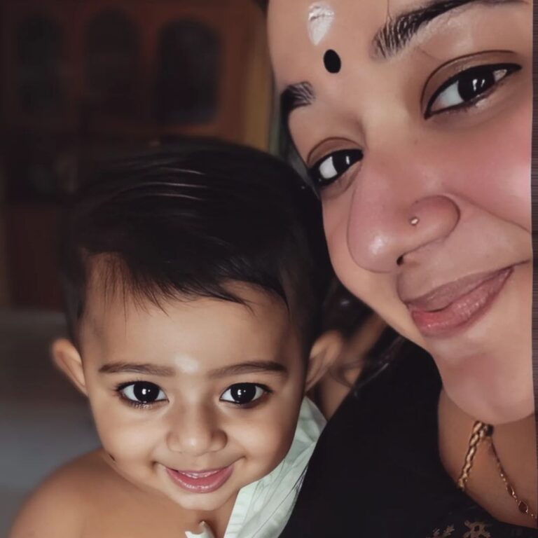 Chandra Lakshman Instagram - Just a lil' boy in love with his Mamma🧒😘😘💫 #giftofgod #ourlittlewonder #babyboy #munchkin #moongirl