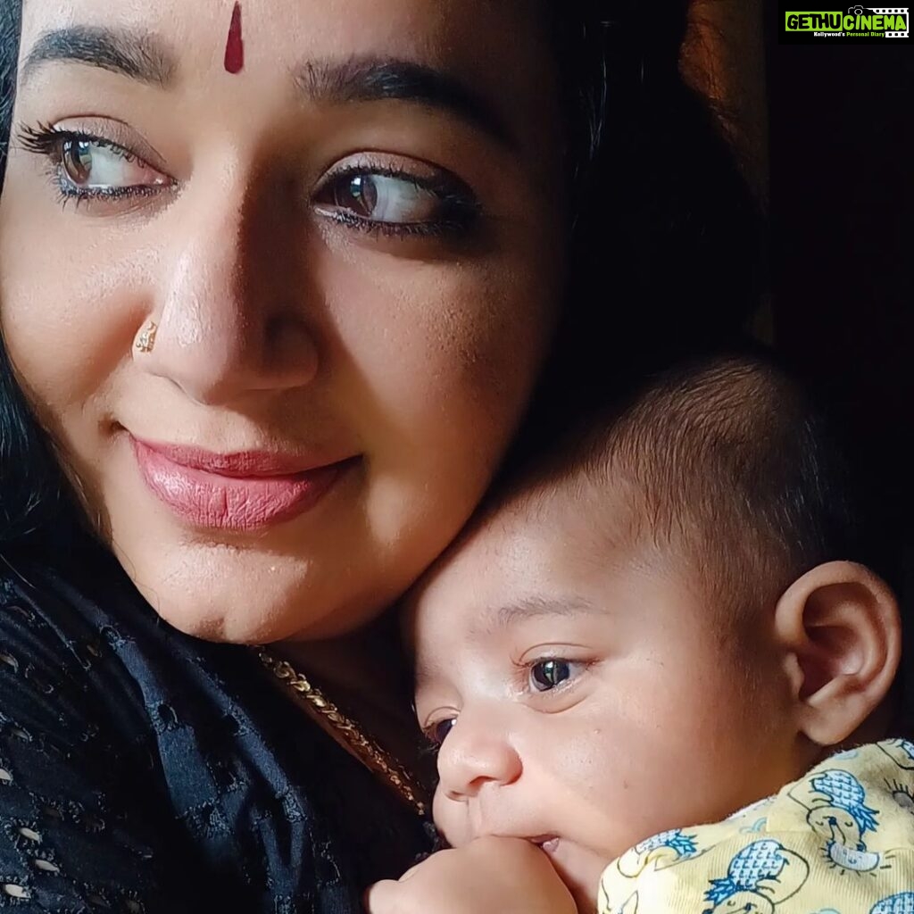 Chandra Lakshman Instagram - ..for all the things my hands have held,the best by far is you 💖😘 #moongirl #mybaby #blessed #love #🧿 #motherhood #365daysofgratitude