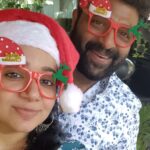 Chandra Lakshman Instagram – MERRY CHRISTMAS DEAR ONES 🤶💖🎊
#moongirl #lifeisbeautiful #festivevibes #christmas #us #couplegoals #home #love