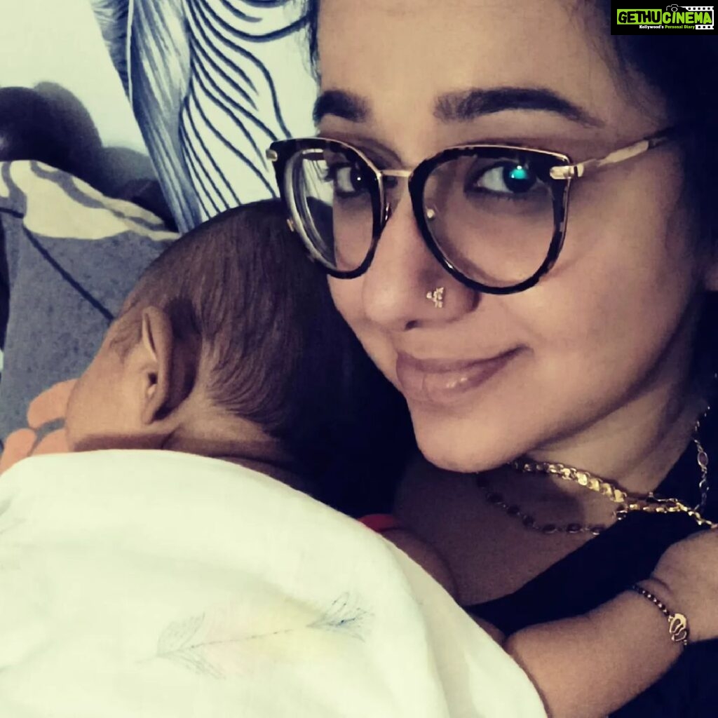 Chandra Lakshman Instagram - Cuddles,warm hugs,cute lil' kisses....our day goes on like that..and ofcourse he sleeps, I dont😁😘😘OK sooo Goodnight folks! Missing Dada a bit more today @tosh.christy😘😘 #moongirl #meandmyboy #rajakutty #newmom #parenthood #actor #workingmom Kochi, India