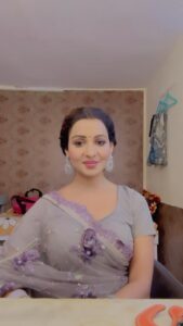 Chhavi Pandey Instagram - #ankhiyonkejharokhonse #song #favourite #siningislife #singer #lovesinging #onset #makeuproomdiaries 🌹❤️
