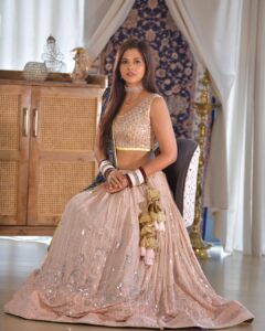 Dalljiet Kaur Instagram - #gratitude 
.
.
.

Creative Team led by @chiggy_parmar 
Makeupartist  @avirayit 
Photographer @rehmat_hafiz 
Behind the scenes @marlie_vice 
Jewellery @Jewellery_zunction 
Wadrobe @manasbrands