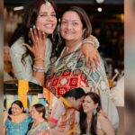 Dalljiet Kaur Instagram - Maa … bas ek shabd nahin… ek ehsaas hai… ek strength hai… ek sukoon hai… basically life ka balance hai. Ek maa wo hain jisne bachpan se nakhre sahe… pyaar kiya.. ladaai ki… jab bhi life ne thokar maari… jhat se apne aanchal mein chupa diya … mujhe hi nahin balki jaydon ko bhi apne aanchal mein samet kar rakha … Aur ab ek maa hain jo mere haathon mein apna haath dekar bolin chalo lekar chalun tumhen apne ghar… jahan wohi pyaar aur apnapan hai… bas haath thaama aur chal di unka aanchal pakad kar. Maa u both are my heart beat and I love you both to the moon and back. Haan ladaai hogi … haan kabhi kabhi narazagi bhi hogi… par phir pallu mein sar rakh kar saari khatti meethi baaten bhi hongi… roothna aur manana hoga… to Bahot saari hasi aur gossip bhi hogi… Thank you mama for everything… thank you ! Thank you Maa for everything… thank you! . . . #mother #love #emotion Stunning memories in this beautiful resturant and bar @aurabistroandbanquets Nairobi, Kenya