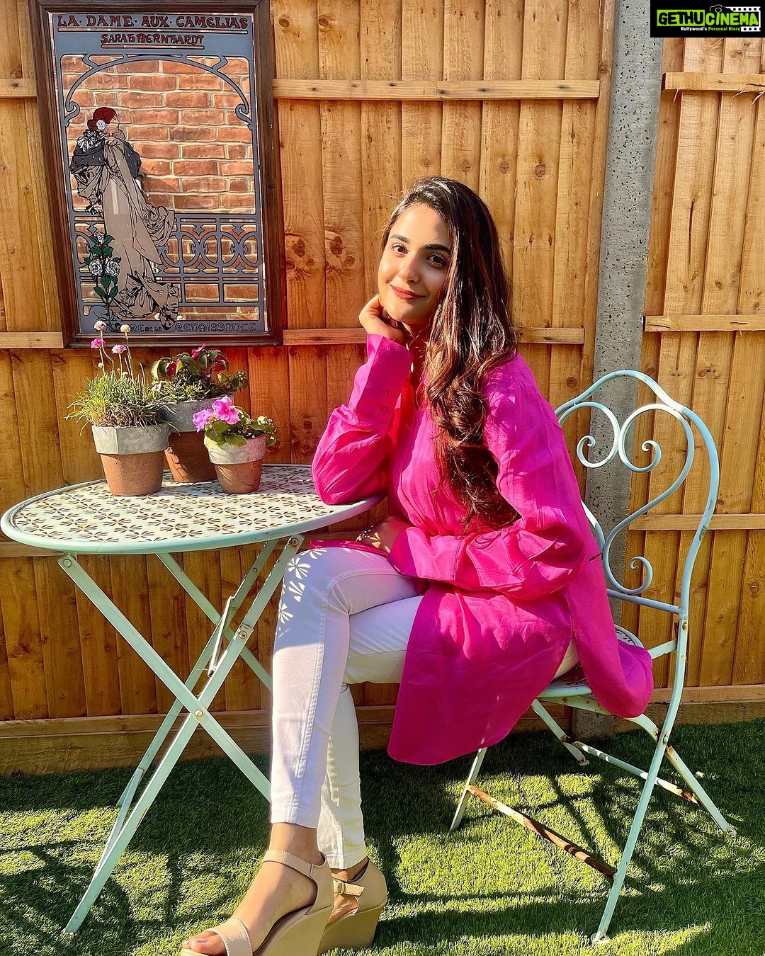 Debattama Saha Instagram - 𝙄𝙩𝙩𝙮, 𝙗𝙞𝙩𝙩𝙮, 𝙥𝙧𝙚𝙩𝙩𝙮 𝙞𝙣 𝙥𝙞𝙣𝙠 ; 𝙟𝙪𝙨𝙩 𝙡𝙞𝙠𝙚 𝘽𝙖𝙧𝙗𝙞𝙚… 💖✨👱🏻♀️💃🏼 💗💄🎀🦩🩷 . . . . #sunshine #sunset