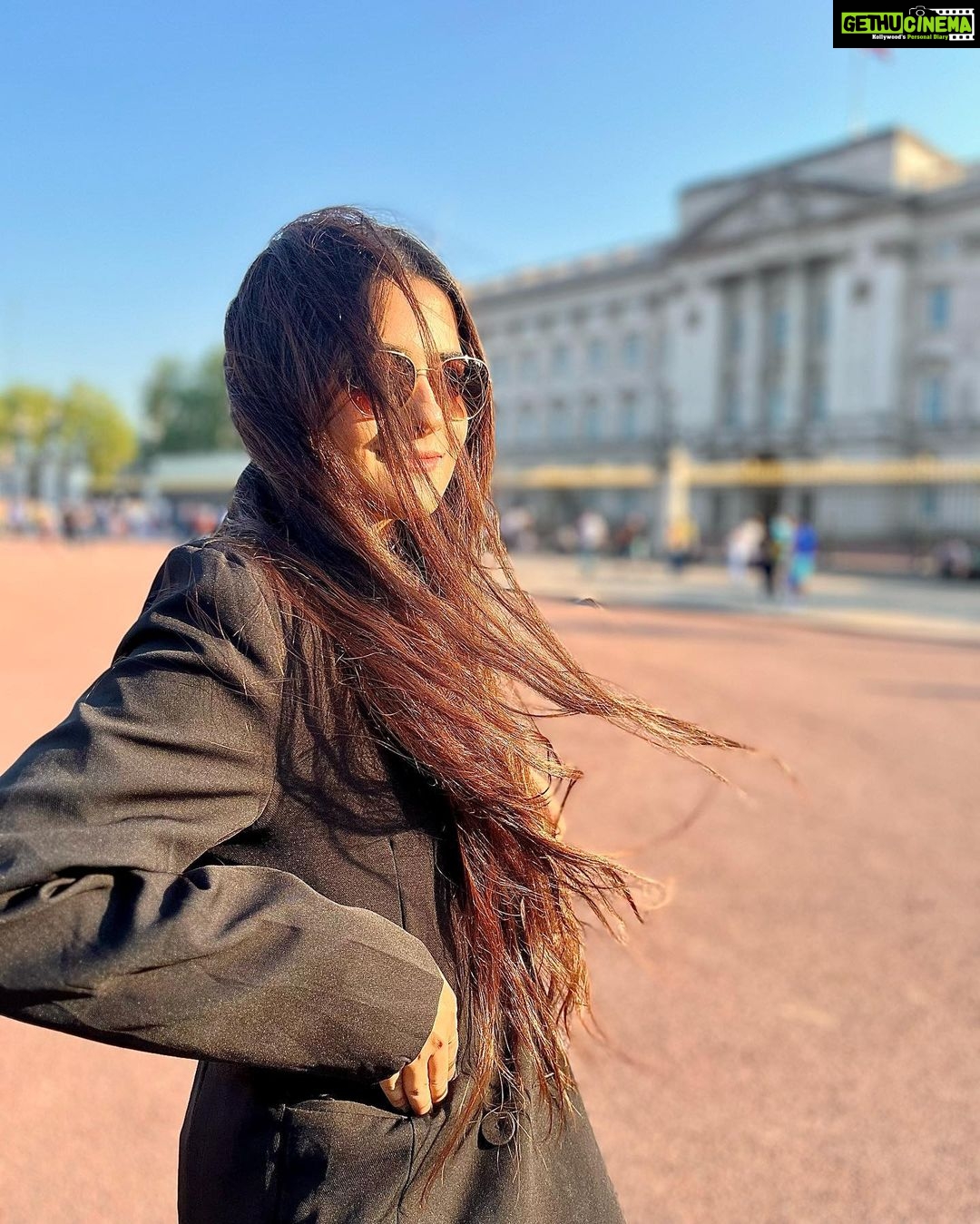 Debattama Saha Instagram - Well… Trouble never looked so fine ❤️🔥 . . . . . . . . . #hotmess #sunkissed #instamood #instagram Buckingham Palace
