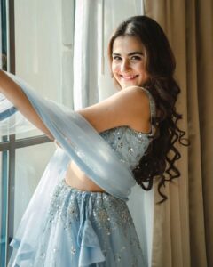 Debattama Saha Instagram - This Cindrella could wear any shoe, but she does wait to choose the perfect pair 💎 
.
Shot and Edited by- @anirbandas1622 @amit_dey_photography
.
.
.
#instagood #instapic #instagram