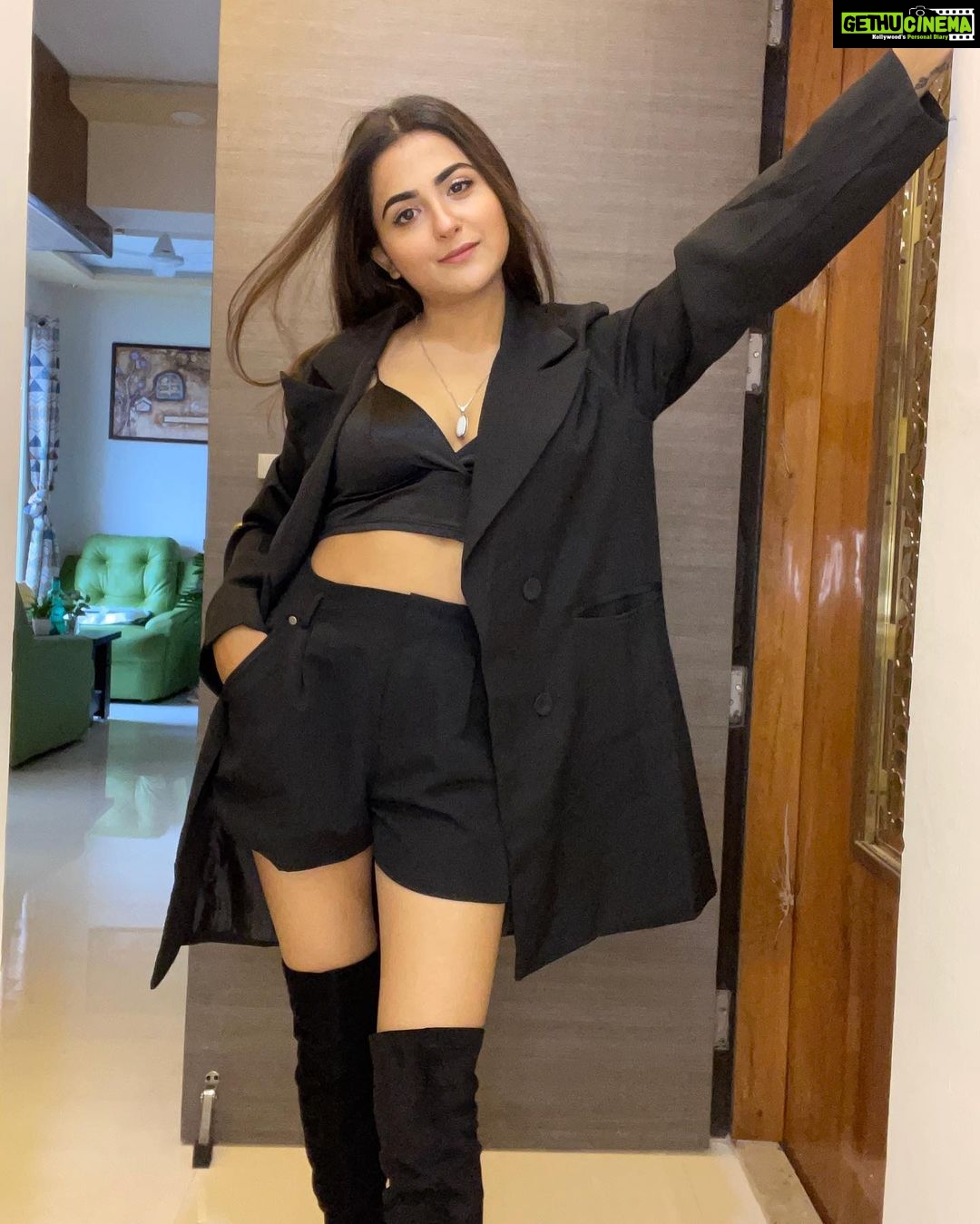 Debattama Saha Instagram - 🖤👑🐝 . . . . . . #instagood #instadaily #instafashion #instamood #instalike #instalove #instagramers #instagram #black #allblack