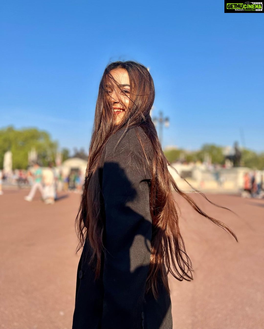 Debattama Saha Instagram - Well… Trouble never looked so fine ❤️🔥 . . . . . . . . . #hotmess #sunkissed #instamood #instagram Buckingham Palace