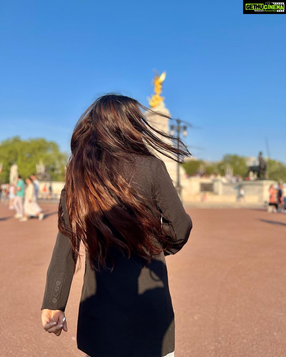 Debattama Saha Instagram - Well… Trouble never looked so fine ❤️🔥 . . . . . . . . . #hotmess #sunkissed #instamood #instagram Buckingham Palace