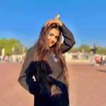 Debattama Saha Instagram - Well… Trouble never looked so fine ❤️‍🔥 . . . . . . . . . #hotmess #sunkissed #instamood #instagram Buckingham Palace