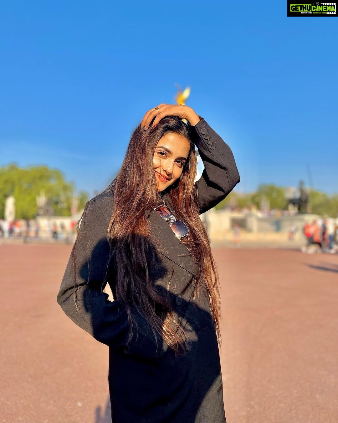 Debattama Saha Instagram - Well… Trouble never looked so fine ❤️🔥 . . . . . . . . . #hotmess #sunkissed #instamood #instagram Buckingham Palace