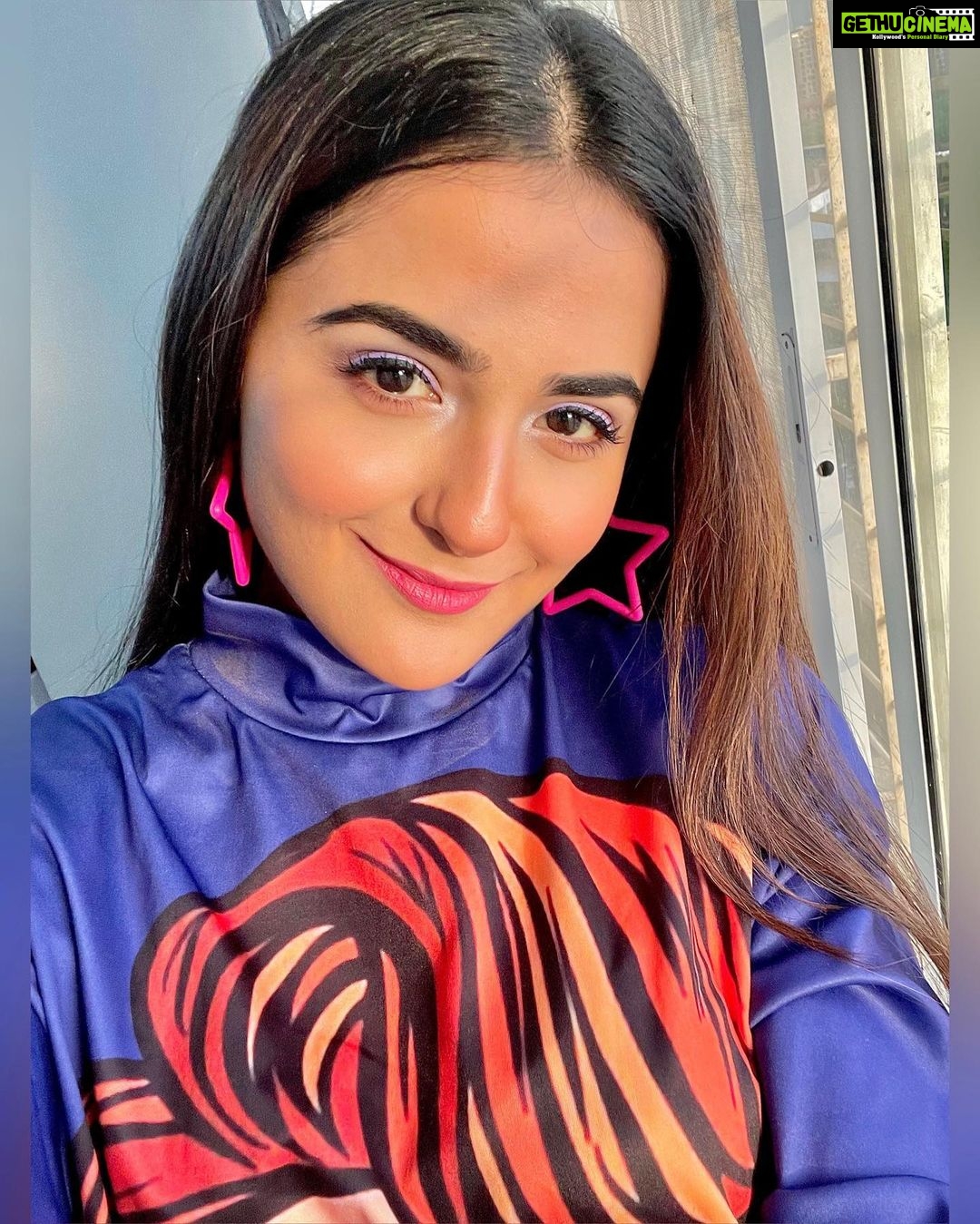 Debattama Saha Instagram - Come a little closer and let the magic unfold 🪄 ✨ 💖 . . . . . . . #zoom #closeup #instagram #sunset #instagood #instadaily #debattamasaha