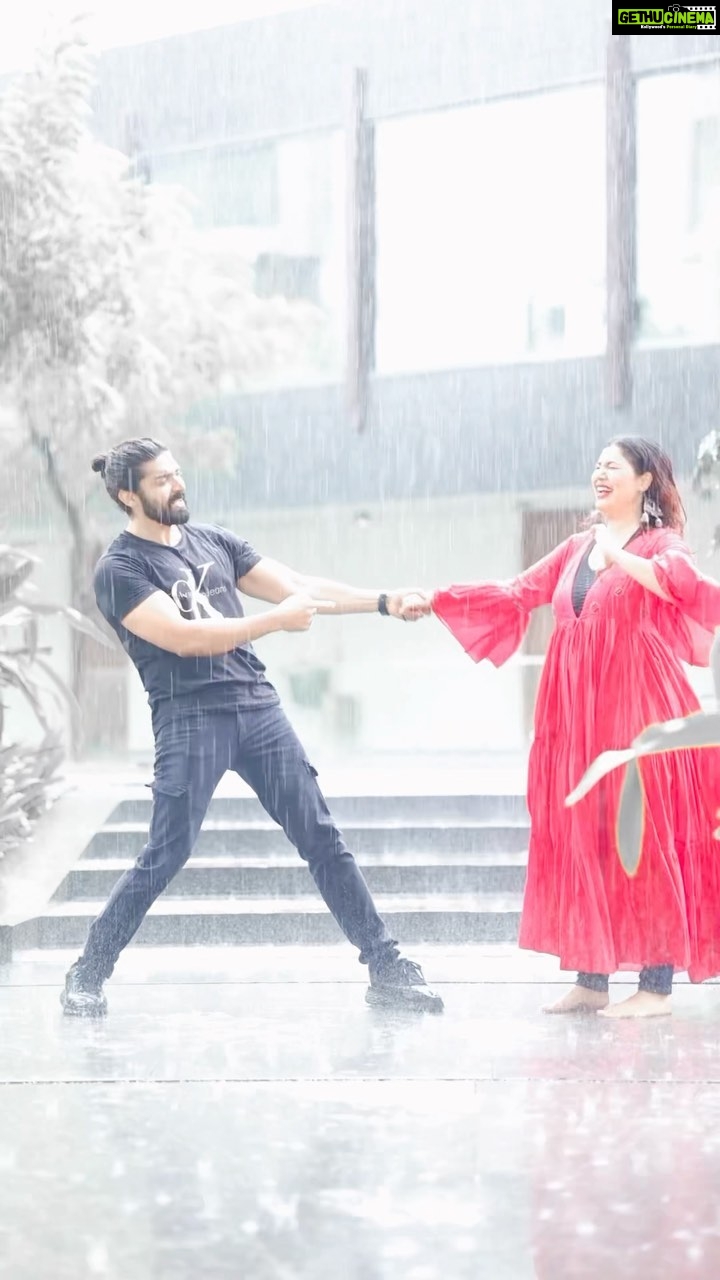 Debina Bonnerjee Instagram - #pehlibaarishmein ☔️❤️ . . . 📹 @sk_.click