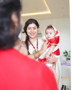 Debina Bonnerjee Instagram - 🪬
.
Pure love. 
If the heart knows to love again and with the same intensity ….
This is it ❤️
.
📷 @sk_.click 
.
#bengali #saree #sareelove