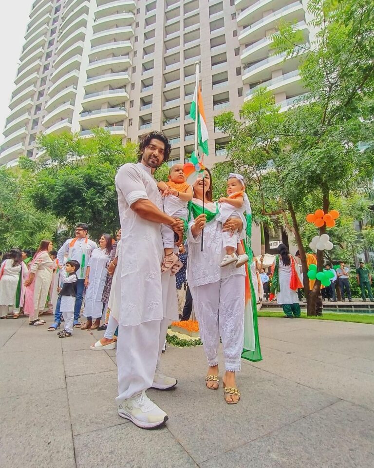 Debina Bonnerjee Instagram - Ae Watan, Mere Watan 🇮🇳🙏🏻 #happyindependenceday #india #freedom #unity #strength . . . . #gurmeetchoudhary #debinabonnerjee #family