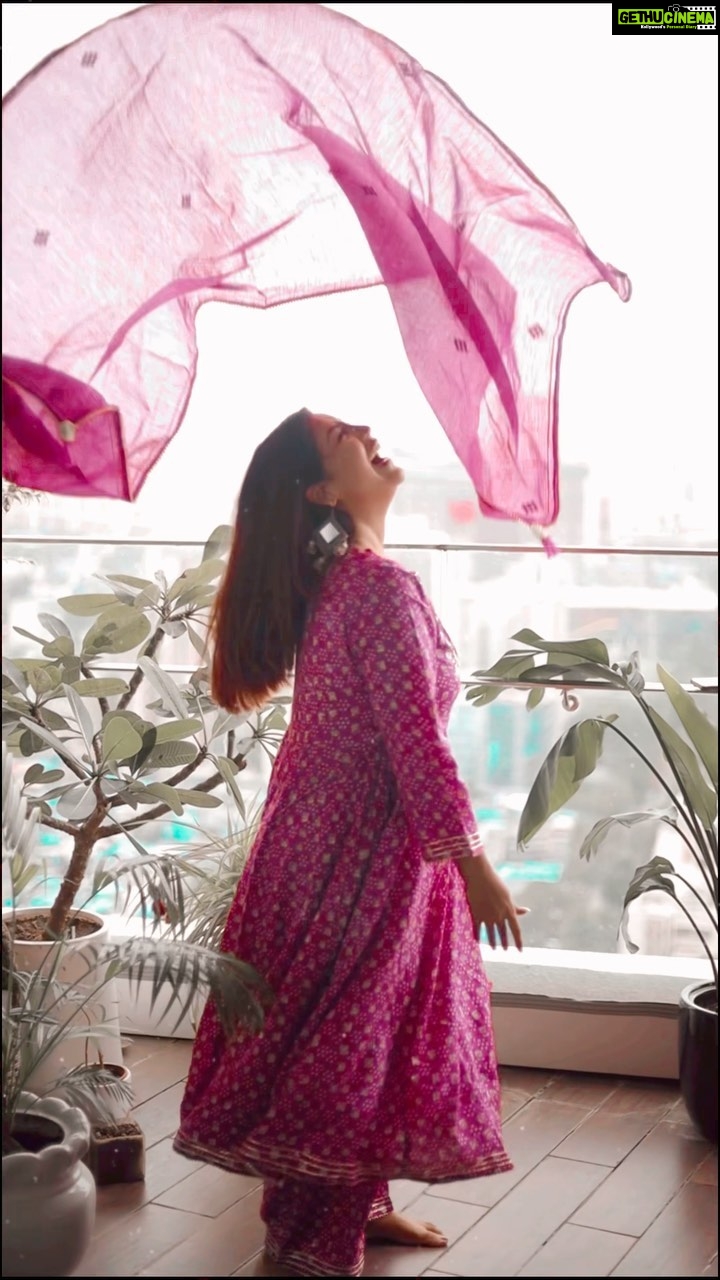 Debina Bonnerjee Instagram - Old songs are a wholesome mood ❤️And I’m #unstoppable ✨ . 📹: @mgproductions_ Outfit: @tara_c_tara . . #debinabonnerjee