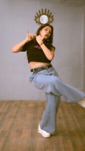 Deepika Singh Instagram - Vaa Nu Kaavalayya … In love with these steps 💃🏻❤️💁🏻‍♀️ . . #kaavaalaa #trendingsongs #reelsindia #trending #deepikasingh