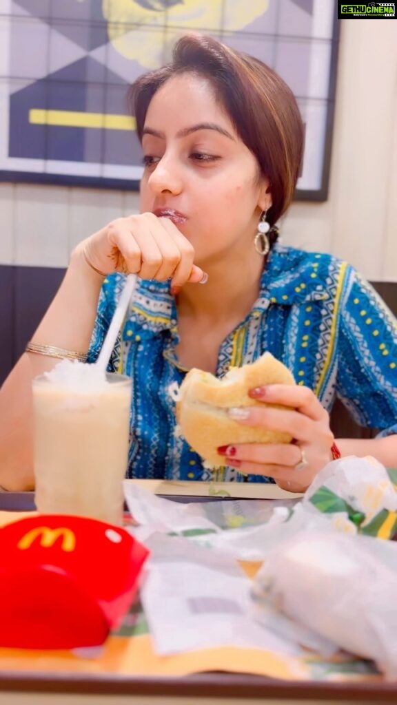 Deepika Singh Instagram - बताओ ज़रा 🤪❤💁🏻‍♀। When will I control my eating habits 🙈🙈🙈 . . #mistakes #junkfood #deepikasingh