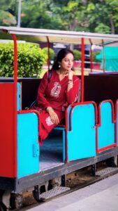 Deepika Singh Instagram - बात तो सच है 🤪🥰💁🏻‍♀️
.
.
#cottonsuits #desifashion #reel #shayari #railmusuem #delhi #deepikasingh