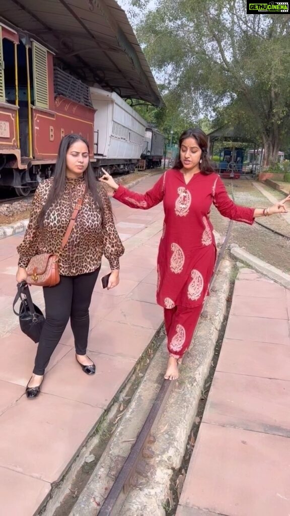 Deepika Singh Instagram - With my sister @amesarhoneyka 💁🏻‍♀️ . . #railmuseum #delhi #sisterlove #siblings #deepikasingh