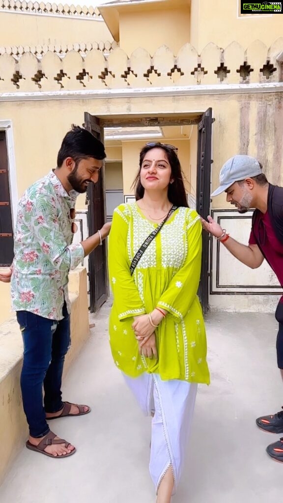 Deepika Singh Instagram - Pride is when you have a brothers by your side who can make you feel like a queen and an husband who can shoot this 🤪💁🏻‍♀ . . #video @rohitraj.goyal #flashbackfriday #friendslikefamily #deepikasingh