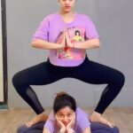 Deepika Singh Instagram – Celebrating sawan first Monday through yog with my fellow yogini partner @anjugupta.yoga ❤️🧘‍♀️. These acrobatic yoga you can do with your partner or with your friend. These strengthening yoga poses helps you achieve a strong core muscles and strong arms . Please Do it in the observation of your teacher and trainer 🙏🏻. 
.
.

#monday #fasting #sawansomwar #harharmahadev #yoga #acrobaticyoga #partneryoga #yogini #friend #deepikasingh