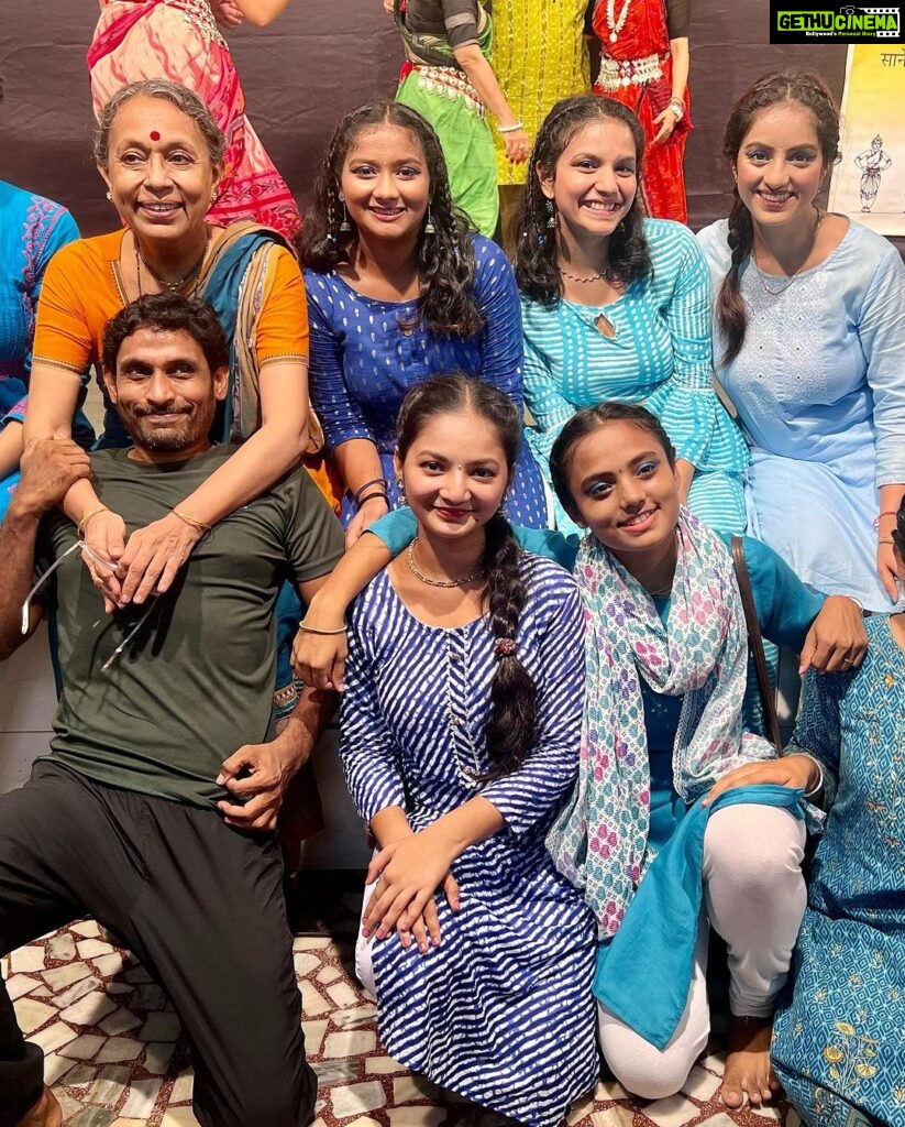 Deepika Singh Instagram - Last evening, our dance group #sugandhaodissi presented a dance, choreographed by our teacher @sanatansc to pay respect to our Guru late Padma Vibhushan Guru kelucharan Mohapatra & to our Guru Jhelum Paranjape at @smitalayodissi 🙏🏻. I want to express my gratitude and respect to all the teachers who have inspired me and instilled a love of learning in me on the occasion of Guru Purnima. #gurupurnima2023 #smitalayodissi #odissi #festival #deepikasingh