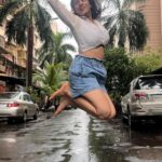 Deepika Singh Instagram – How can I resist myself when it’s raining 💁🏻‍♀️🌧️💃🏻🦚
Due to heavy rain, I couldn’t hear the music but as I’m in love with the song, somehow my steps matched with the sound. Moreover I thoroughly enjoyed getting drenched 🌧️🥰😍❤️. 
.
.
#mumbai #monsoonseason #diltopagalhai #deepikasingh