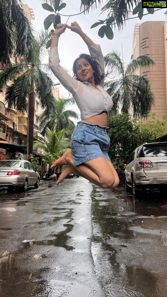 Deepika Singh Instagram - How can I resist myself when it’s raining 💁🏻‍♀️🌧️💃🏻🦚 Due to heavy rain, I couldn’t hear the music but as I’m in love with the song, somehow my steps matched with the sound. Moreover I thoroughly enjoyed getting drenched 🌧️🥰😍❤️. . . #mumbai #monsoonseason #diltopagalhai #deepikasingh