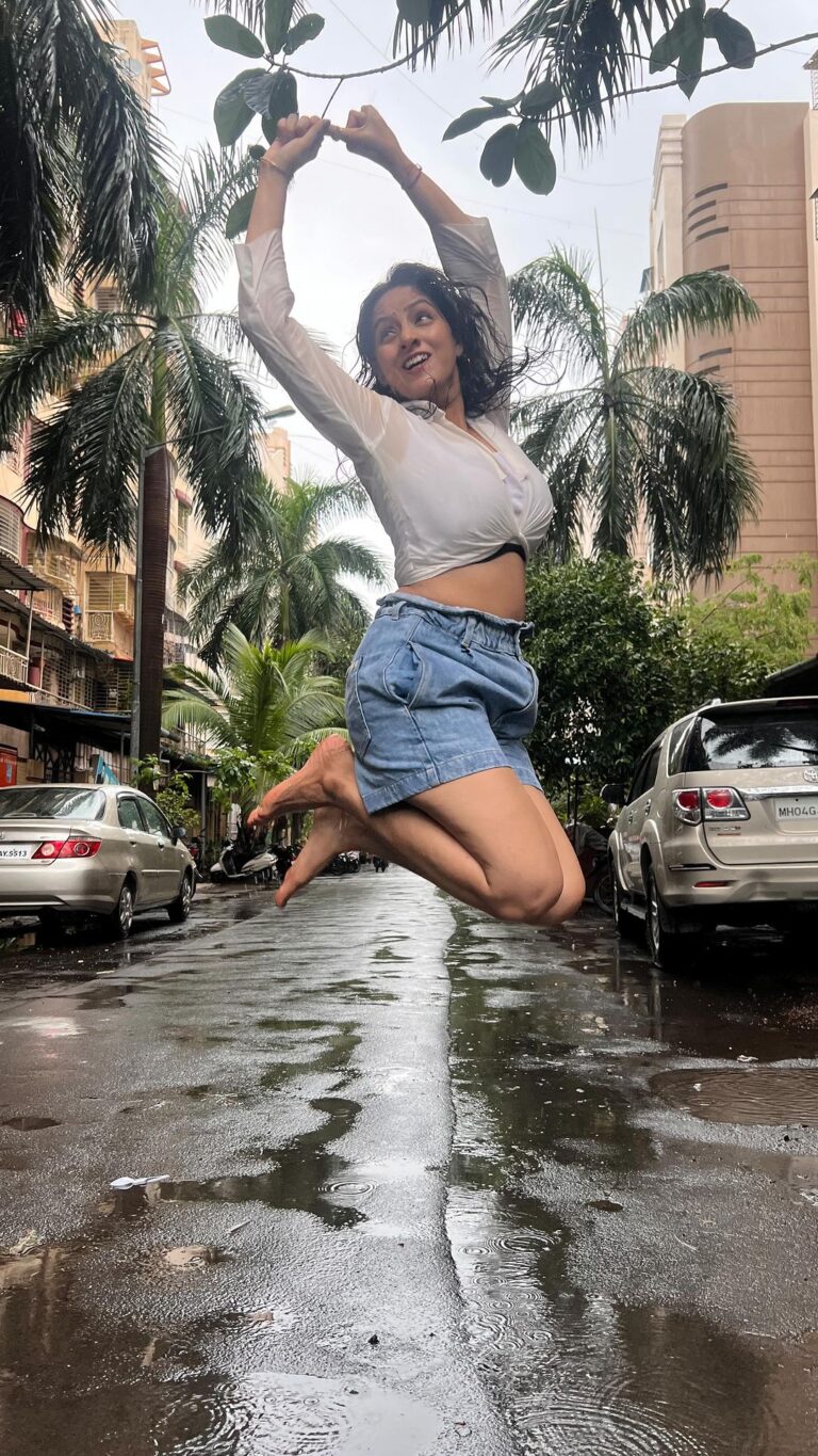 Deepika Singh Instagram - How can I resist myself when it’s raining 💁🏻‍♀️🌧️💃🏻🦚 Due to heavy rain, I couldn’t hear the music but as I’m in love with the song, somehow my steps matched with the sound. Moreover I thoroughly enjoyed getting drenched 🌧️🥰😍❤️. . . #mumbai #monsoonseason #diltopagalhai #deepikasingh