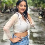 Deepika Singh Instagram – Drenched!!! 🌧️ 
.
.
#piccredittohubby😍❤️ @rohitraj.goyal ❤️
#monsoon #mumbai #deepikasingh
