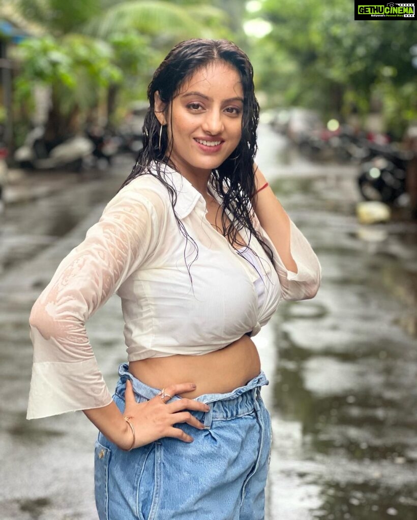 Deepika Singh Instagram - Drenched!!! 🌧️ . . #piccredittohubby😍❤️ @rohitraj.goyal ❤️ #monsoon #mumbai #deepikasingh