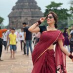 Deepika Singh Instagram - Blissful day with my best friend who’s also my husband @rohitraj.goyal . We visited #jagannathtemple , #konarktemmple , #chandrabhagabeach and #lingrajatemple all in one day. Such a wonderful and memorable day for me. Happy friendship to all my #instafam ❤️🙏🏻. Thank you for accepting me with all my flaws. I love sharing my best moments with you all. Jagannath blessings for all of you. #jaijagannath 🙏🏻. . . #odisha #travelgram #saree #friendshipday #husbandandwife #actress #odissidancer #deepikasingh