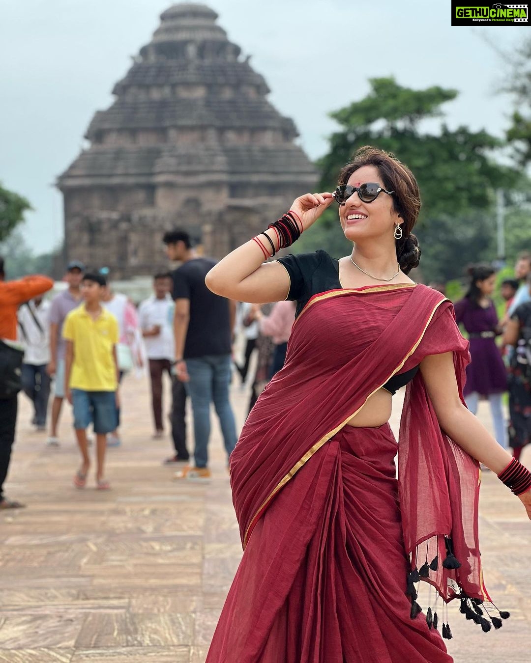 Deepika Singh Instagram - Blissful day with my best friend who’s also my husband @rohitraj.goyal . We visited #jagannathtemple , #konarktemmple , #chandrabhagabeach and #lingrajatemple all in one day. Such a wonderful and memorable day for me. Happy friendship to all my #instafam ❤️🙏🏻. Thank you for accepting me with all my flaws. I love sharing my best moments with you all. Jagannath blessings for all of you. #jaijagannath 🙏🏻. . . #odisha #travelgram #saree #friendshipday #husbandandwife #actress #odissidancer #deepikasingh
