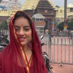Deepika Singh Instagram - Blissful day with my best friend who’s also my husband @rohitraj.goyal . We visited #jagannathtemple , #konarktemmple , #chandrabhagabeach and #lingrajatemple all in one day. Such a wonderful and memorable day for me. Happy friendship to all my #instafam ❤️🙏🏻. Thank you for accepting me with all my flaws. I love sharing my best moments with you all. Jagannath blessings for all of you. #jaijagannath 🙏🏻. . . #odisha #travelgram #saree #friendshipday #husbandandwife #actress #odissidancer #deepikasingh