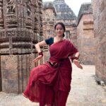 Deepika Singh Instagram - Blissful day with my best friend who’s also my husband @rohitraj.goyal . We visited #jagannathtemple , #konarktemmple , #chandrabhagabeach and #lingrajatemple all in one day. Such a wonderful and memorable day for me. Happy friendship to all my #instafam ❤️🙏🏻. Thank you for accepting me with all my flaws. I love sharing my best moments with you all. Jagannath blessings for all of you. #jaijagannath 🙏🏻. . . #odisha #travelgram #saree #friendshipday #husbandandwife #actress #odissidancer #deepikasingh
