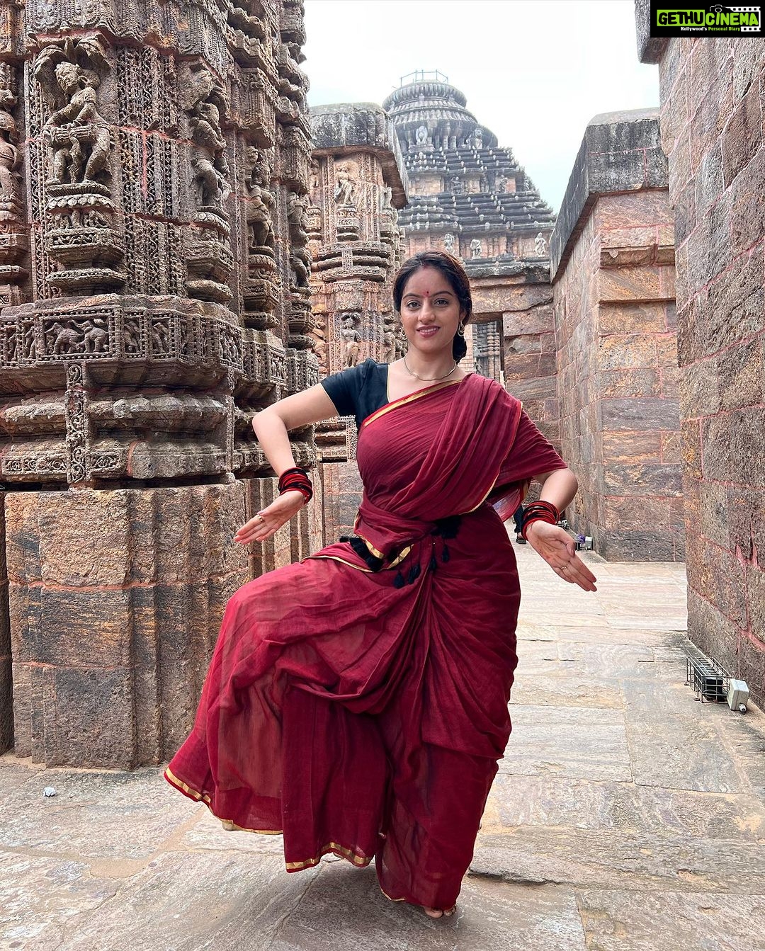 Deepika Singh Instagram - Blissful day with my best friend who’s also my husband @rohitraj.goyal . We visited #jagannathtemple , #konarktemmple , #chandrabhagabeach and #lingrajatemple all in one day. Such a wonderful and memorable day for me. Happy friendship to all my #instafam ❤️🙏🏻. Thank you for accepting me with all my flaws. I love sharing my best moments with you all. Jagannath blessings for all of you. #jaijagannath 🙏🏻. . . #odisha #travelgram #saree #friendshipday #husbandandwife #actress #odissidancer #deepikasingh
