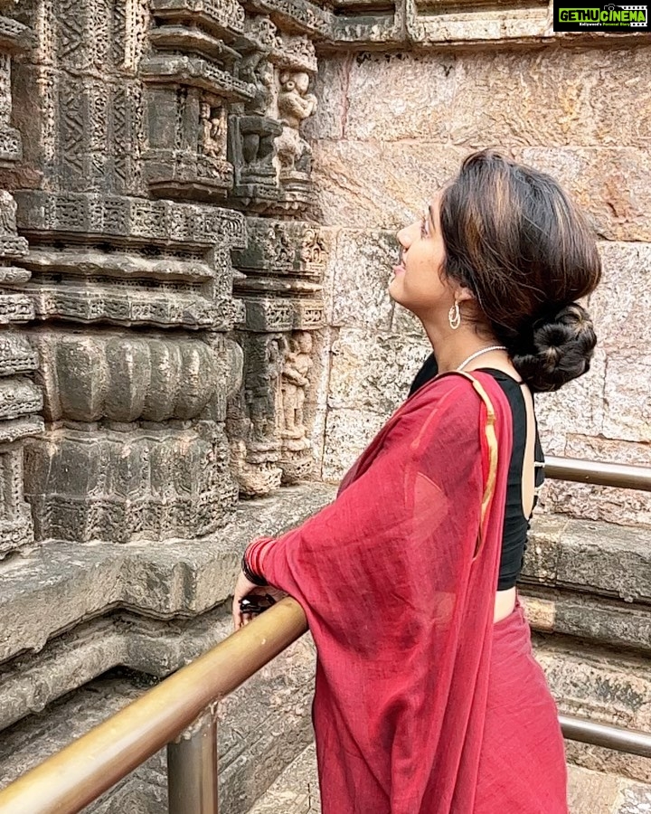 Deepika Singh Instagram - Blissful day with my best friend who’s also my husband @rohitraj.goyal . We visited #jagannathtemple , #konarktemmple , #chandrabhagabeach and #lingrajatemple all in one day. Such a wonderful and memorable day for me. Happy friendship to all my #instafam ❤️🙏🏻. Thank you for accepting me with all my flaws. I love sharing my best moments with you all. Jagannath blessings for all of you. #jaijagannath 🙏🏻. . . #odisha #travelgram #saree #friendshipday #husbandandwife #actress #odissidancer #deepikasingh