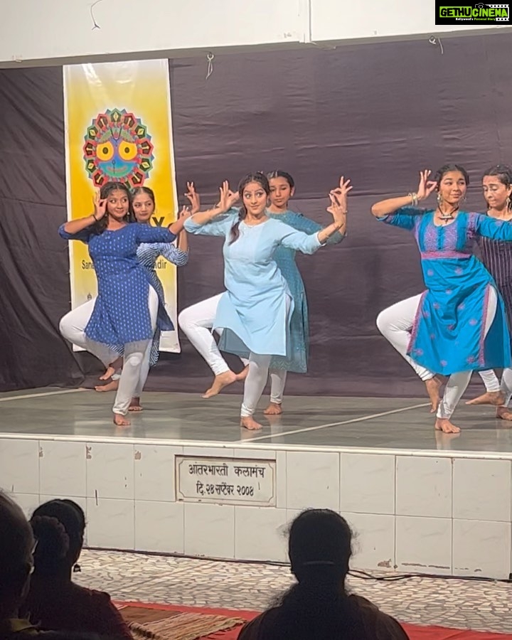 Deepika Singh Instagram - Last evening, our dance group #sugandhaodissi presented a dance, choreographed by our teacher @sanatansc to pay respect to our Guru late Padma Vibhushan Guru kelucharan Mohapatra & to our Guru Jhelum Paranjape at @smitalayodissi 🙏🏻. I want to express my gratitude and respect to all the teachers who have inspired me and instilled a love of learning in me on the occasion of Guru Purnima. #gurupurnima2023 #smitalayodissi #odissi #festival #deepikasingh
