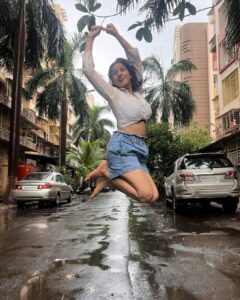 Deepika Singh Instagram - Drenched!!! 🌧️ 
.
.
#piccredittohubby😍❤️ @rohitraj.goyal ❤️
#monsoon #mumbai #deepikasingh