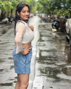 Deepika Singh Instagram - Drenched!!! 🌧️ 
.
.
#piccredittohubby😍❤️ @rohitraj.goyal ❤️
#monsoon #mumbai #deepikasingh