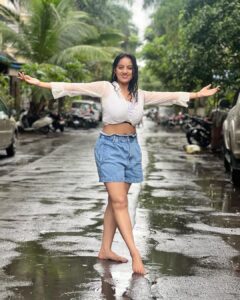 Deepika Singh Instagram - Drenched!!! 🌧️ 
.
.
#piccredittohubby😍❤️ @rohitraj.goyal ❤️
#monsoon #mumbai #deepikasingh