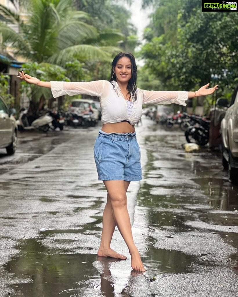 Deepika Singh Instagram - Drenched!!! 🌧️ . . #piccredittohubby😍❤️ @rohitraj.goyal ❤️ #monsoon #mumbai #deepikasingh