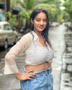 Deepika Singh Instagram - Drenched!!! 🌧️ 
.
.
#piccredittohubby😍❤️ @rohitraj.goyal ❤️
#monsoon #mumbai #deepikasingh