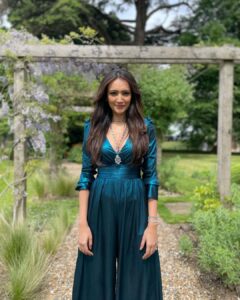 Dipannita Sharma Instagram - 💙💚

Big thank you to the fabulous girls of the costume/style/design team @aasthasharma @reannmoradian @aakrutisejpal @himanidaxini 

&
to the ever helpful 
@lattapathakmuah & team ! 

All my love …
Neeyat in theatres !!! 
P.S - spotted @antergallactic gingerly hopping across (4th image ) 😁
#bts #onset