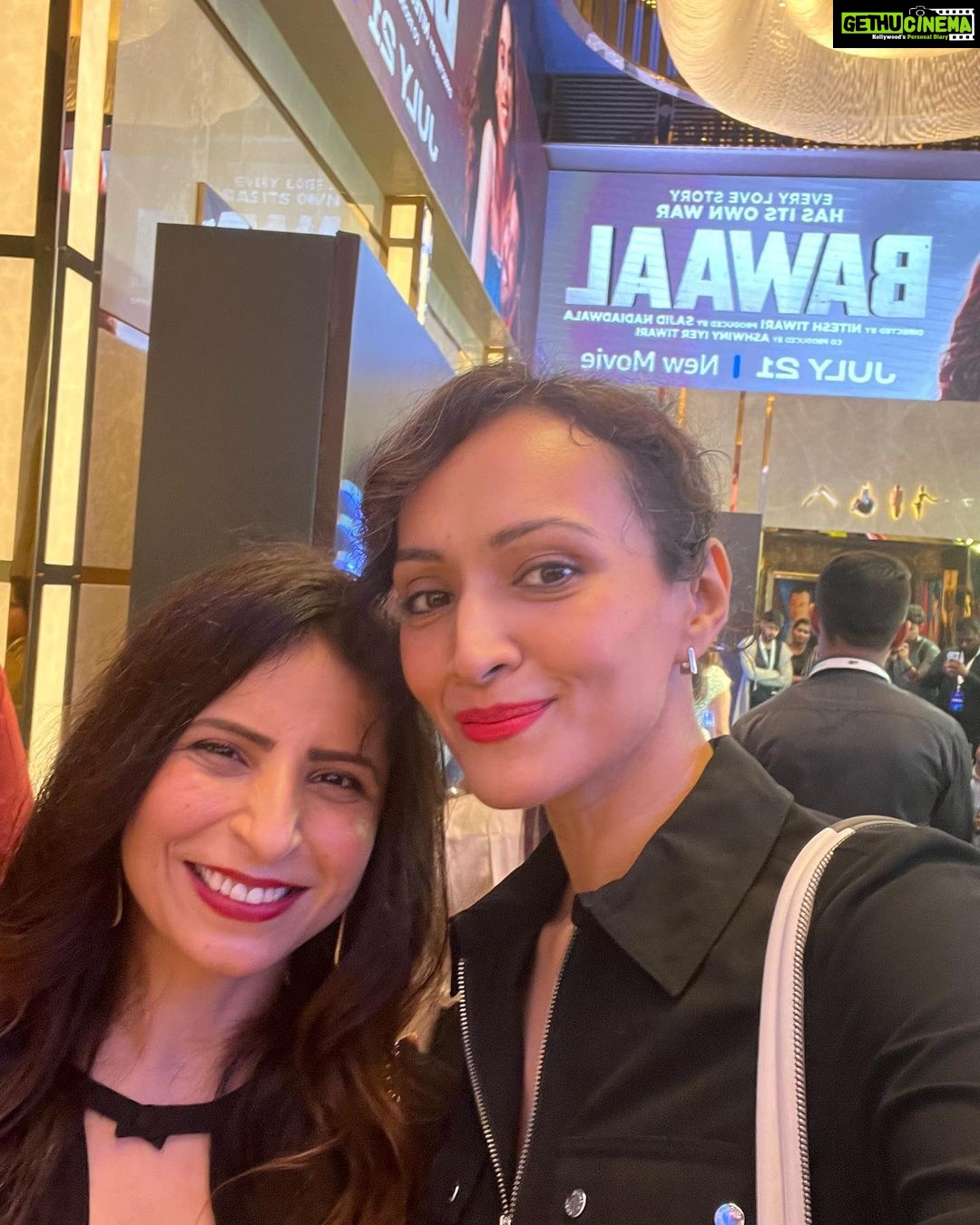 Dipannita Sharma Instagram - At the screening of #Bawaal last evening . A gem not to be missed with some stunning performances … Streaming/releasing 21st July on #amazonprimevideo worldwide ♥️ Thank you @manishmenghaniofficial @parulmenghaniofficial for a lovely evening ! @smritikiran @aratikadav so glad we could be the ‘riotous’ front benchers together… 😁 @ronnie.lahiri we better catch up soon … #varundhawan so good to see you in person after ages & such a delightful performance. #atthemovies #screenings #inblack