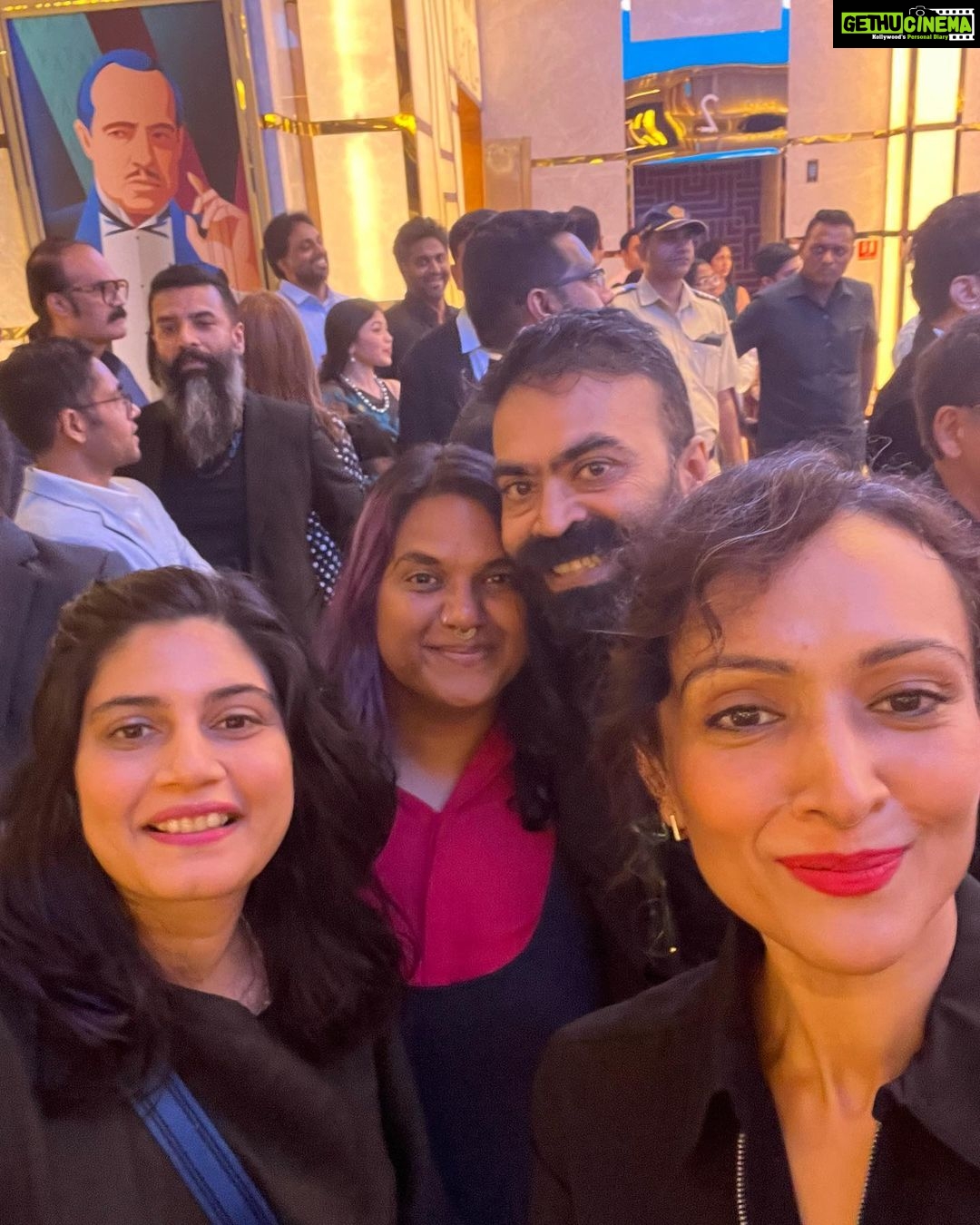 Dipannita Sharma Instagram - At the screening of #Bawaal last evening . A gem not to be missed with some stunning performances … Streaming/releasing 21st July on #amazonprimevideo worldwide ♥️ Thank you @manishmenghaniofficial @parulmenghaniofficial for a lovely evening ! @smritikiran @aratikadav so glad we could be the ‘riotous’ front benchers together… 😁 @ronnie.lahiri we better catch up soon … #varundhawan so good to see you in person after ages & such a delightful performance. #atthemovies #screenings #inblack