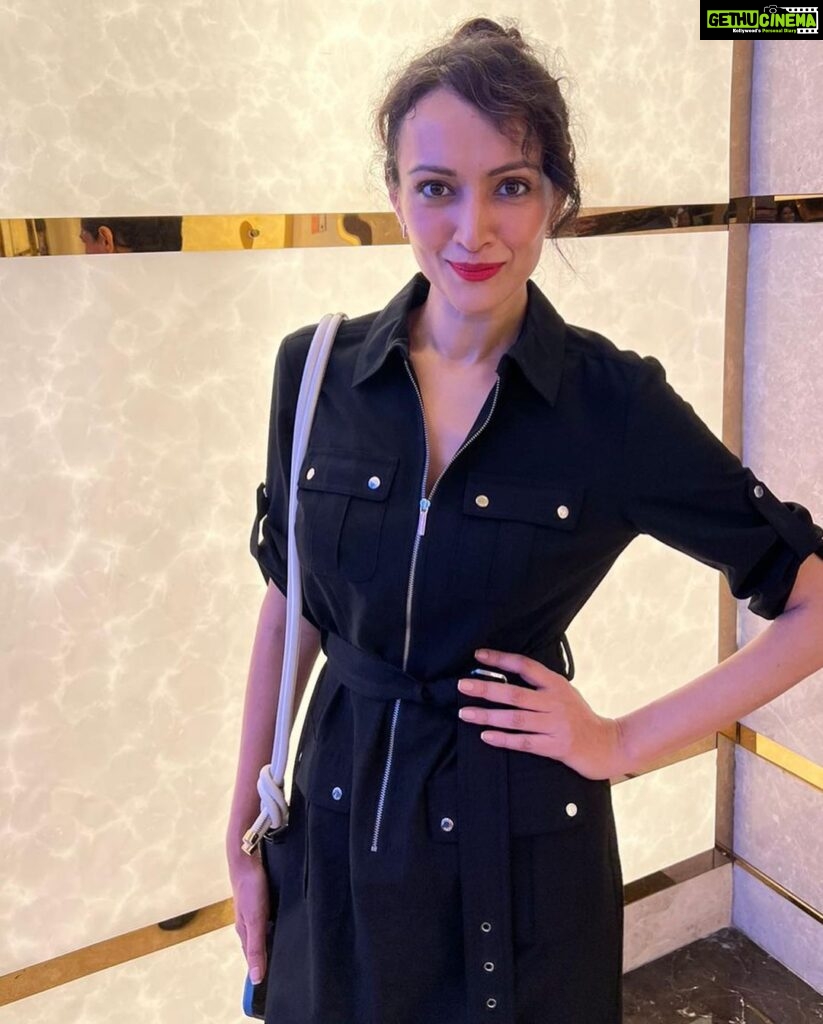 Dipannita Sharma Instagram - At the screening of #Bawaal last evening . A gem not to be missed with some stunning performances … Streaming/releasing 21st July on #amazonprimevideo worldwide ♥️ Thank you @manishmenghaniofficial @parulmenghaniofficial for a lovely evening ! @smritikiran @aratikadav so glad we could be the ‘riotous’ front benchers together… 😁 @ronnie.lahiri we better catch up soon … #varundhawan so good to see you in person after ages & such a delightful performance. #atthemovies #screenings #inblack