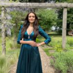 Dipannita Sharma Instagram – 💙💚
Big thank you to the fabulous girls of the costume/style/design team @aasthasharma @reannmoradian @aakrutisejpal @himanidaxini
&
to the ever helpful
@lattapathakmuah & team !
All my love …
Neeyat in theatres !!!
P.S – spotted @antergallactic gingerly hopping across (4th image ) 😁
#bts #onset