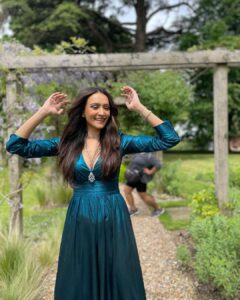 Dipannita Sharma Instagram - 💙💚

Big thank you to the fabulous girls of the costume/style/design team @aasthasharma @reannmoradian @aakrutisejpal @himanidaxini 

&
to the ever helpful 
@lattapathakmuah & team ! 

All my love …
Neeyat in theatres !!! 
P.S - spotted @antergallactic gingerly hopping across (4th image ) 😁
#bts #onset